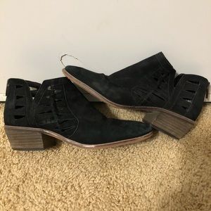 VINCE CAMUTO PEETA BOOTIES